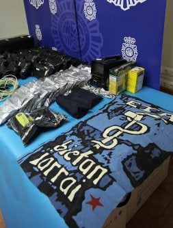 Material incautado a los tres supuestos terroristas. /MICHELENA