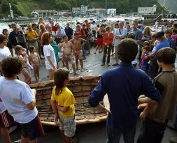 Numerosas personas se reunieron en la Bahía pasaitarra en torno a la canoa a la que después se subieron cuatro jóvenes para remar en ella./FOTOS: ARIZMENDI