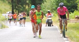 Albéniz lidera el trío que protagonizó la carrera, con César Sanz tapando a Unai Bengoa. /FOTOS: FÉLIX MORQUECHO