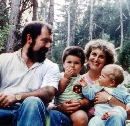 Ibarguren-Sarasola familia mendiko argazki batean.