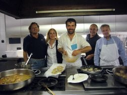 Bruno Oteiza preparó unas sabrosas kokotxas rebozadas en la sociedad Zubi Gain.