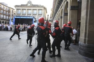 Agentes de la Ertzaintza, en la plaza de la Constitución, tras disolver la marcha de Etxerat. /MICHELENA
