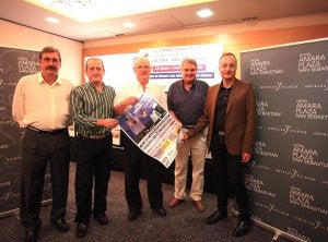 Los organizadores del torneo, con el cartel del mismo, ayer en la presentación. /MICHELENA