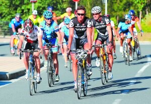Los ciclistas a su llegada al polideportivo de Tolosa. /JOSE MARI LÓPEZ