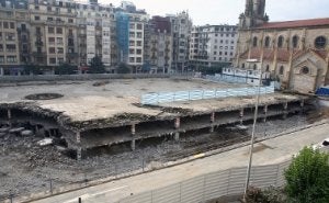 El derribo está más avanzado en la calle Zabaleta. /FOTOS: MIKEL FRAILE