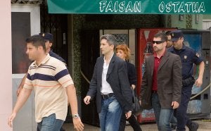 El juez de la Audiencia Nacional Grande-Marlaska sale del Bar Faisán en junio de 2006. /EFE