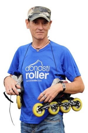 Julián con sus patines bien usados, rodados y engrasados. /J.M. LÓPEZ