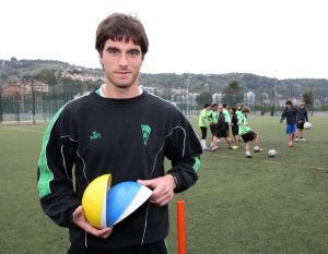 Mikel Llorente, antes de comenzar un entrenamiento con los cadetes del Hondarribia. /F. DE LA HERA