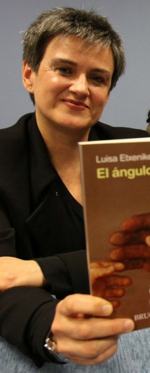 FELICIDAD. La autora, ayer con su libro. /LUIS ÄNGEL GÓMEZ