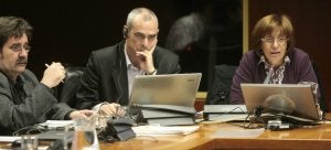 La consejera Blanca Urgell con sus viceconsejeros, Ramón Etxezarreta y Antonio Rivera. /RAFA GUTIÉRREZ