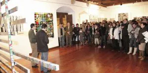 Un importante grupo de vecinos y amigos acudieron a la inauguración de la exposición de Xabier Baztarrika. /MARÍN