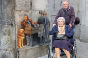 Esta primavera Teresa posó junto al cuadro de Txitxi. /KLISK