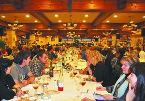 Sobremesa. Las 320 personas cantaron durante toda la tarde en el restaurante Lugarana. ::
A.D.C.