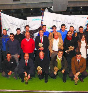 Foto de familia de los premiados en la Gala del Remo. ::                             DV