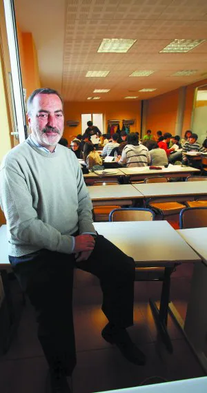 Vice decano. Luxio Ugarte en una de las aulas del Campus del Bidasoa, en Ducoreau. ::
F. DE LA HERA