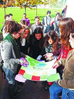 Ibaeta. Un grupo de alumnas muestra un trabajo ::
MIKEL FRAILE