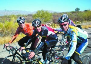 Markel Irizar y Haimar Zubeldia posaron junto a Lance Armstrong durante un entrenamiento. ::
DV