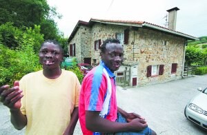 Menores extranjeros. Dos chavales subsaharianos acogidos en un centro de la Diputación. ::                             ARIZMENDI