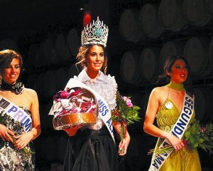 Coronada miss. Ainhoa Sánchez Herrasti con la corona que le acredita como miss Araba.