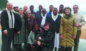 Felices. Las siete Hermanas ruandesas junto a varios de los miembros de la ONG Ori-Zautz en la tarde de ayer en el malecón. ::
ETXEBERRIA