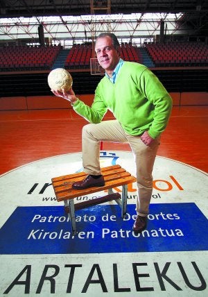 Mario posa en Artaleku con un balón del deporte que le dió todo. ::
FERNANDO DE LA HERA