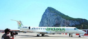 Presentación. Uno de los reactores ERJ de Andalus Líneas Aéreas durante su presentación como nueva empresa aérea en el aeropuerto de Gibraltar. ::                             CARRASCO RAGEL/EFE