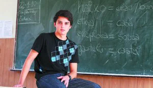 Palabras. Raúl Baituc, de 16 años, en el colegio La Asunción de San Sebastián, donde estudia primero de Bachillerato. ::
JUANTXO LUSA