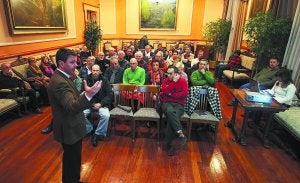 Miembros del Foro, de las A VV y particulares siguen las explicaciones del alcalde. ::                             DE LA HERA