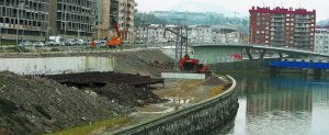 La estructura del viejo puente espera su nuevo uso para unir el paseo bajo y alto de Riberas. ::                             ARIZMENDI
