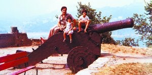 José María Félix Latiegui, con sus hijos en el monte Urgull, en una fiesta de cumpleaños y en el puerto donostiarra a bordo del Ciudad San Sebastián. ::                             DV