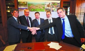 Unidos. Lander Beloki (Decano de la Facultad Empresariales de MU), Iosu Zabala (Rector de MU), José Antonio Santano (A lcalde), Luxio Ugarte (vicedecano del Campus del Bidasoa) y Aitor Urzelai (Director del MIK, Centro de Investigación en Gestión de MU). ::
F. DE LA HERA