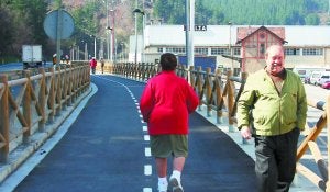 Varios ciudadanos pasean por el flamante nuevo bidegorri que recorre Eskoriatza y al que pronto se le abrirá paso en dirección a Aretxabaleta con la reapertura del túnel de Zorautz que cruza bajo el cementerio. ::                             OLIDEN