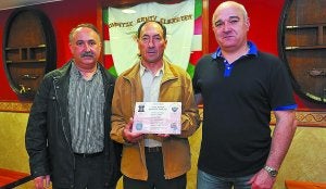 Esnaola junto a Huici del Euskalduna y López Zarraga de la Peña. ::
UNANUE