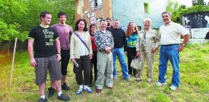 Los representantes de Lakaxita, Etxegorri, Ekologistak Martxan, Bilgune Feminista, Oiasso 2000, el Foro Ciudadano y AHT gelditu! Elkarlana, frente al Gaztetxe. ::                             F. DE LA HERA