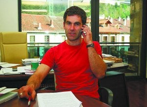 Pedro Lasagabaster, alcalde eskoriatzarra y presidente de Medio Ambiente de la Mancomunidad. ::                             OLIDEN