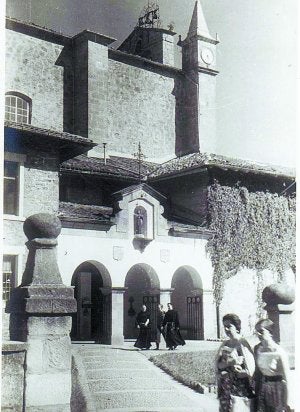 La entrada a la iglesia de los padres Franciscanos hace 40 años.