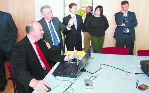 Demanda telemática. El viceconsejero de Justicia, de pie, y el fiscal jefe de Gipuzkoa, sentado, realizan la primera demanda digital. ::
LUSA