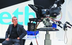 El director general de EITB, Alberto Surio, en el plató desde el que se emite el Teleberri. :: FOTOGRAFÍAS DE FERNANDO GÓMEZ