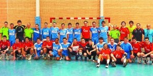 El equipo senior y el combinado de estrellas posaron antes de comenzar el encuentro. ::
TELLECHEA