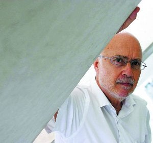 Manuel Toharia estará hoy en Donostia para hablar de cómo atajar algunos problemas relacionados con la generación de basura. ::
DV