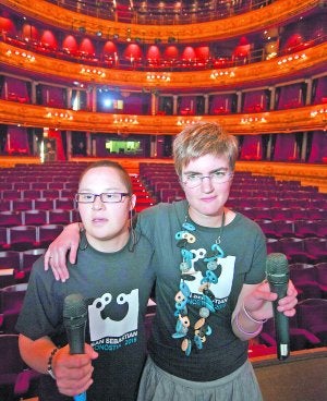 Gorka y Laura antes de presentar la gran gala del cine de Atzegi. ::
MICHELENA