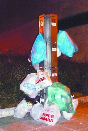 Uno de los postes con las bolsas de plástico. ::
JUANFER