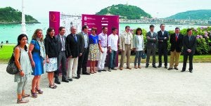 Presentación. Representantes de las instituciones públicas y de empresas patrocinadoras flanqueaban ayer Patrick Alfaya. ::
UNANUE