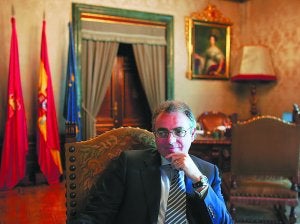 Miguel Sanz, en su despacho de la sede del Gobierno de Navarra en Pamplona. :: FOTOGRAFÍAS MIKEL FRAILE