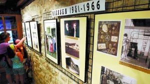 Fotografías antiguas. Un grupo de mujeres observa uno de los paneles de la exposición, que está dividida por secciones. ::
FOTOS ARIZMENDI