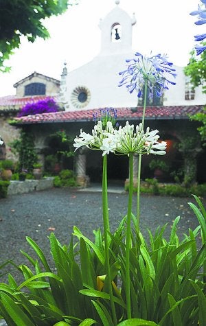 A la francesa. Junto a la ermita, el jardín es más convencional.