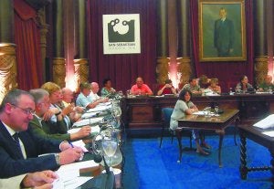 Salon de Plenos. Los corporativos no pudieron evitar la sonrisa ante las primeras intervenciones de Usandizaga. ::                             A. M.