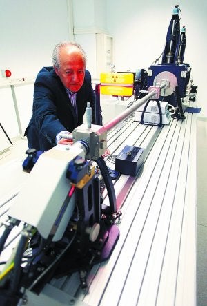 Juan Colmenero, en el laboratorio de Rayos X de ángulo bajo, único en todo el Estado. ::                             MIKEL FRAILE
