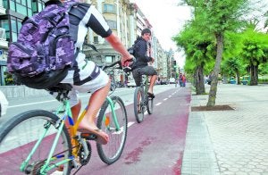 Calle Hernani. Los ciclistas ya han empezado a utilizar el bidegorri construido en la calle Hernani. ::                             NAGORE IRAOLA