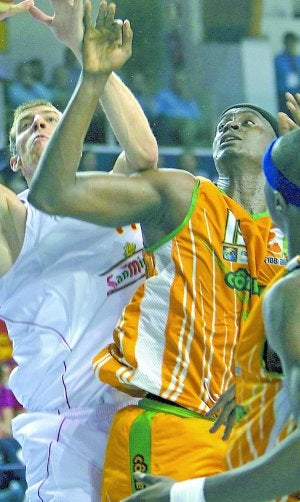 Duelo de pívots. Fran Vázquez y Kone pelean por la posición. ::                             EFE